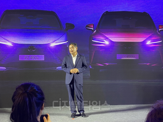 콘야마 마나부 한국토요타 사장이 21일 서울 송파구 롯데월드몰 내 '렉서스 커넥트 투'에서 열린 기자간담회에서 발표를 하고 있다. 장우진 기자